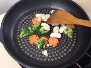 6、西西里肉酱炒意面,放入配菜翻炒片刻