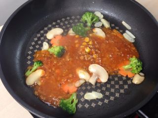 7、西西里肉酱炒意面,加热好的意大利肉酱倒入平底锅中