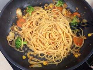 8、西西里肉酱炒意面,放入意面翻炒均匀后装盘即可享用美味