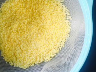 1、芝士烤西兰花小米,准备好小米，开水泡大约20分钟。