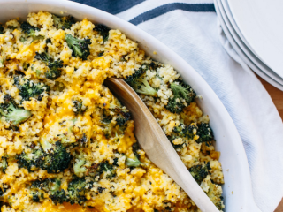 3、芝士烤西兰花小米,把烤箱温度调至200度，烤盘里倒入小米，撒上1茶匙盐，烤西兰花，适量奶酪酱汁，充分搅拌。放入烤箱烤15分钟即可。