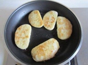 6、馒头的华丽转身---鸡蛋沙拉VS黄金馒头,将馒头煎至两面金黄