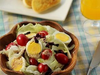 13、馒头的华丽转身---鸡蛋沙拉VS黄金馒头,黄金馒头片、鸡蛋生菜沙拉和一杯橙汁,我的早餐就完成了。