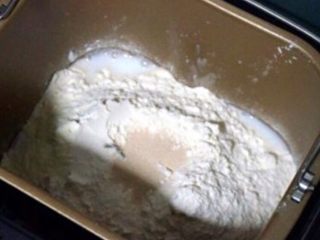 1、豆沙手撕花样面包,将水，鸡蛋，色拉油，奶粉，高粉放入面包机中，糖和盐对角放，然后面粉中间挖个坑放入酵母，然后和面。没有面包机的也可手工和面，一样的。