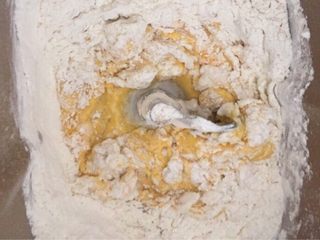 2、豆沙手撕花样面包,按和面键自动和面。