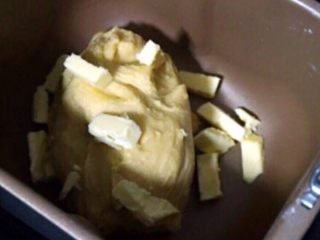 3、豆沙手撕花样面包,和成面团后放入软化角质黄油，重新再按和面键和面一次。