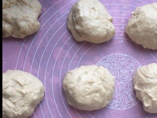 5、豆沙手撕花样面包,反复揉面，排气。将面团分成六等份备用。