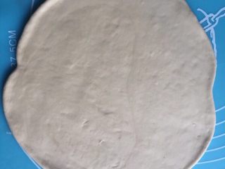 6、豆沙手撕花样面包,取一个小面团，擀成圆形薄饼。