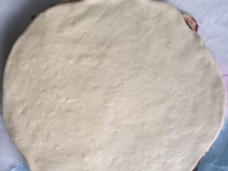 8、豆沙手撕花样面包,再盖一张薄饼，再涂抹豆沙，如此重复这个步骤，直到用完所有面饼。