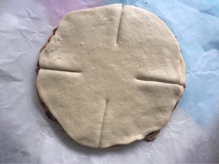 9、豆沙手撕花样面包,用剪刀四等份剪四下，不要全部剪断了，如图所示。