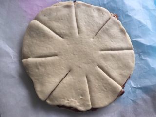 10、豆沙手撕花样面包,再平分四等份，剪四下，如图步骤。