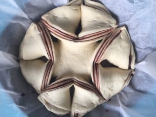 14、豆沙手撕花样面包,全部弄好后的样子。