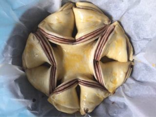 15、豆沙手撕花样面包,再刷一层蛋液，尽量刷均匀。