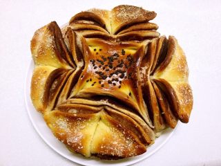 18、豆沙手撕花样面包,烤箱预热，面包胚放入烤箱，上下火中下层180度烤20～25分钟，表面金黄色即可。