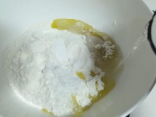 4、田园披萨,加入清水。