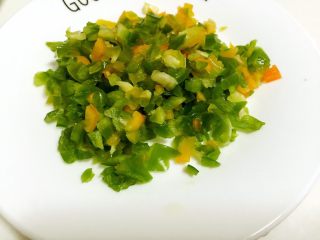 7、田园披萨,青椒切碎。