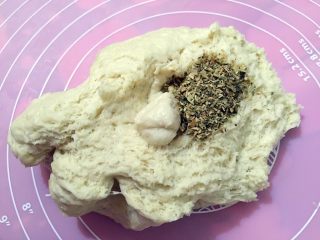 11、田园披萨,放入披萨草碎。