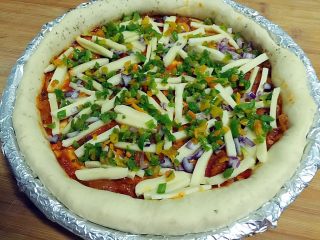 18、田园披萨,撒洋葱碎和青椒碎。