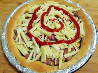 22、田园披萨,放入其余的奶酪，挤入番茄沙司，继续放入烤箱烤6、7分钟。