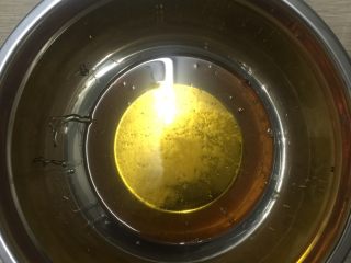 2、莲蓉蛋黄月饼(Moon Cake)#中秋食饼记#,先把转化糖浆，玉米油，枧水倒入容器里面。