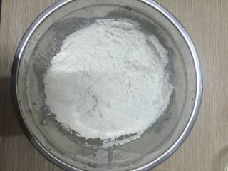4、莲蓉蛋黄月饼(Moon Cake)#中秋食饼记#,过筛网，筛入低筋面粉。