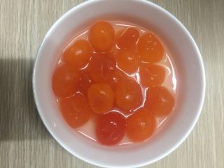 6、莲蓉蛋黄月饼(Moon Cake)#中秋食饼记#,鸭蛋黄放入碗中，给碗中加入一小瓶白酒，白酒要淹没鸭蛋黄，泡15分钟左右。