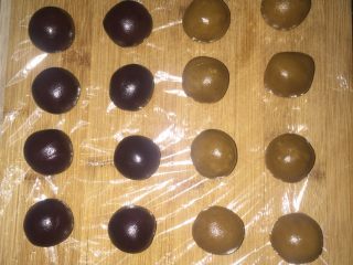 8、莲蓉蛋黄月饼(Moon Cake)#中秋食饼记#,然后把莲蓉馅和豆沙馅各秤45g，，鴨蛋黃是15g，月饼皮40g