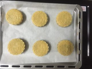 10、莲蓉蛋黄月饼(Moon Cake)#中秋食饼记#,然后用虎口把莲蓉馅和鸭蛋黄封口，搓成圆形，用月饼模具压出花型出来。然后给月饼上面喷点水，防止月饼开裂。