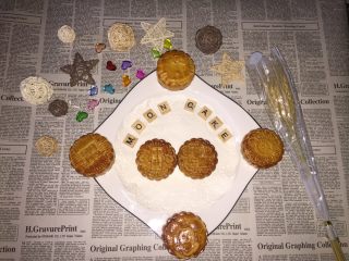 14、莲蓉蛋黄月饼(Moon Cake)#中秋食饼记#,然后装盘，再加点小装饰就OK咯！