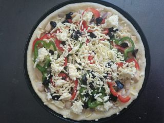 13、果干鸡肉披萨,最后把所有的马苏里拉芝士碎全部撒上。预热烤箱上下火200度15分钟。