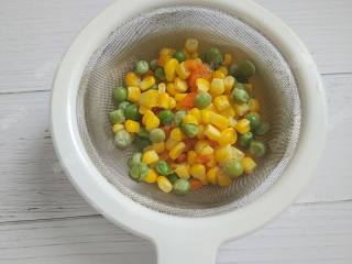 4、吐司披萨,将焯完水的什锦蔬菜粒沥干