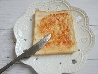 5、吐司披萨,取一片吐司，均匀涂抹番茄沙司