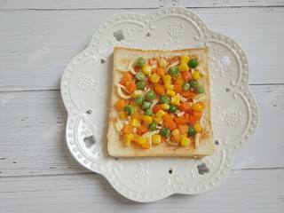 7、吐司披萨,放适量什锦蔬菜粒