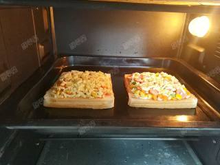 11、吐司披萨,放入预热好的烤箱