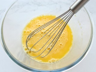 4、抹茶奶油蛋糕卷,搅打均匀