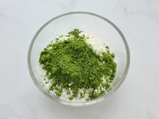 5、抹茶奶油蛋糕卷,抹茶粉和低筋面粉混合均匀筛入蛋黄中