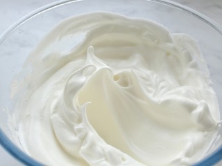 8、抹茶奶油蛋糕卷,打至蛋白呈湿性发泡，即提起打蛋器带出的蛋白尖呈弯勾状