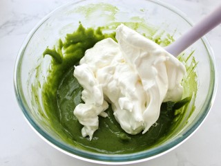 9、抹茶奶油蛋糕卷,取1/3的蛋白霜放到抹茶蛋黄糊中翻拌均匀
