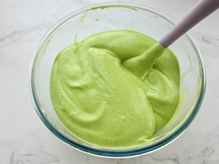 11、抹茶奶油蛋糕卷,上下翻拌均匀