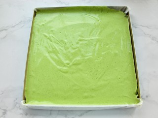 12、抹茶奶油蛋糕卷,烤盘铺油纸，将面糊倒入烤盘中刮平表面，轻震几下烤盘震出大气泡