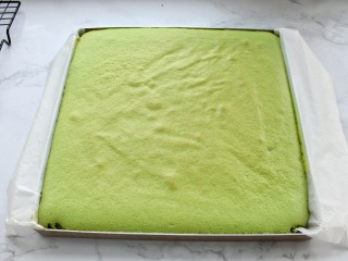 14、抹茶奶油蛋糕卷,取出烤好的蛋糕轻震一下