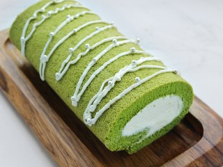 19、抹茶奶油蛋糕卷,切去两端不整齐的地方，可以在蛋糕卷表面做一些小装饰