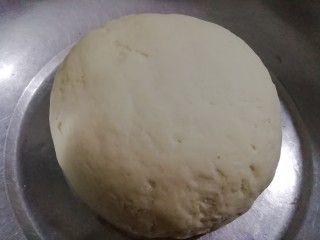 1、蜜汁鸡胸火腿烤披萨,将酵母粉,面粉,糖,盐,牛奶放在一起,加水,揉成面团,至于温暖处醒发。