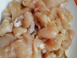 2、蜜汁鸡胸火腿烤披萨,鸡胸肉切片,放入黑胡椒,姜片,料酒,生抽,腌15分钟。