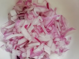 3、蜜汁鸡胸火腿烤披萨,洋葱切碎