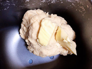 2、虾仁培根披萨,面揉匀，放入黄油继续揉匀。