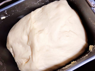 3、虾仁培根披萨,面揉好进行发酵，大约发酵至两倍大即可。