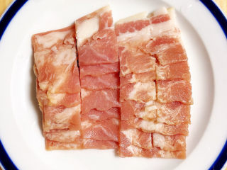 4、虾仁培根披萨,准备好培根，切块儿待用。