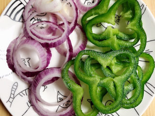 5、虾仁培根披萨,准备好青椒、洋葱待用。