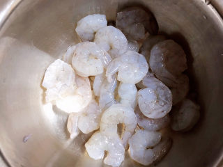 6、虾仁培根披萨,准备好虾仁，放入盐、蚝油、生抽、料酒、黑胡椒碎。